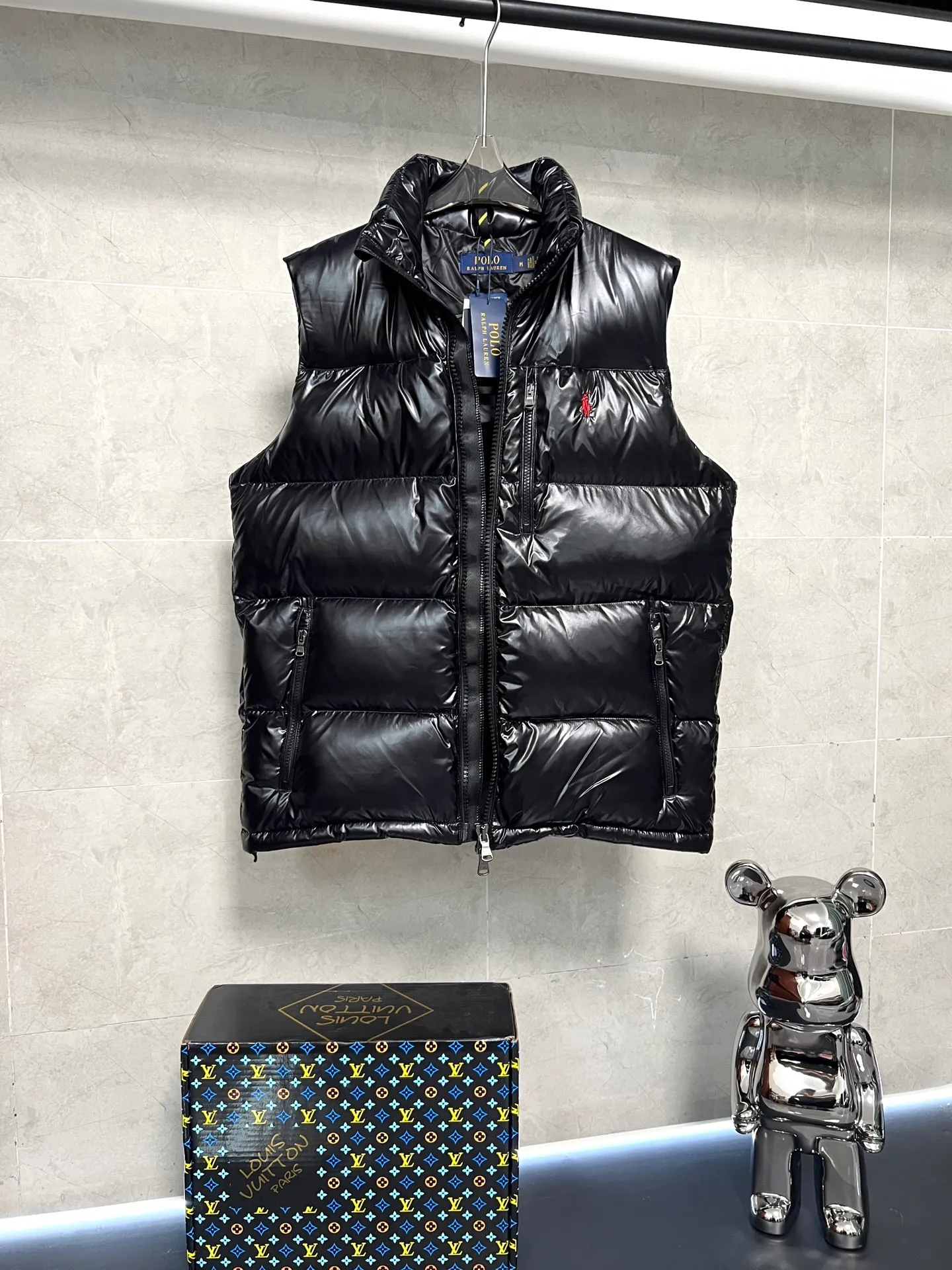P640 Polo Ralph Lauren 2025 pony embroidered glossy half-high collar down vest. Neat tailoring creates a smart posture, returning to the hustle and bustle of the city. Filled with white duck down, warm and comfortable without being bulky, without losing personality and looking low-key. Original customized fabric with a certain sense of color. Color: glossy black, matte black. Size: S M L XL XXL